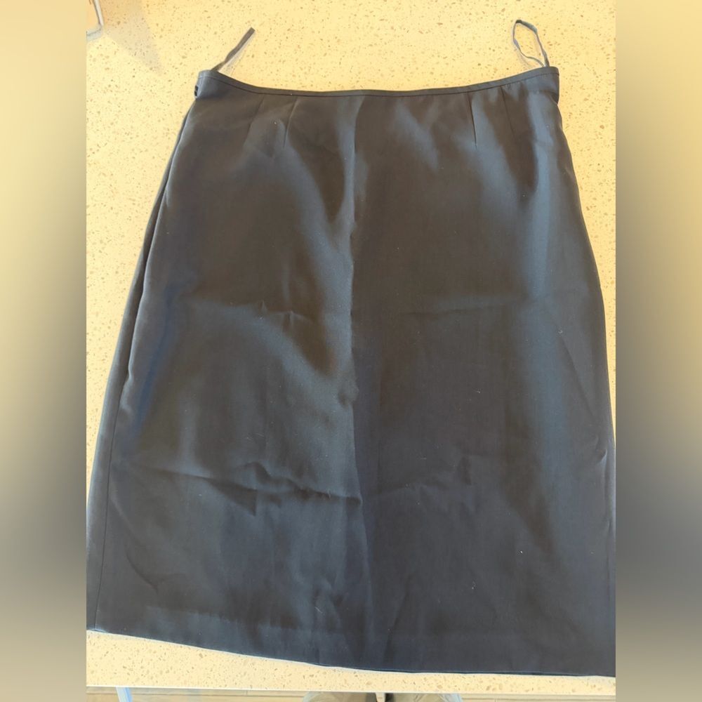 Jones Wear Black Pencil Skirt with Slim Silhouette Size 18